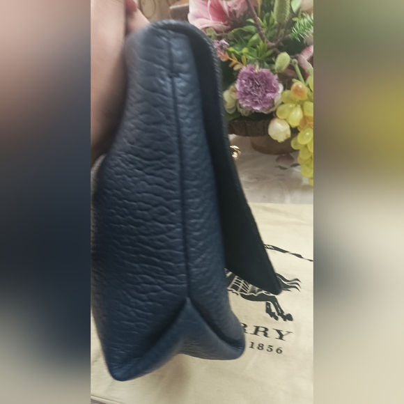 Authenticated Burberry Signature Grain Large Mildenhall Shoulder Bag in Blue - Picture 13 of 16